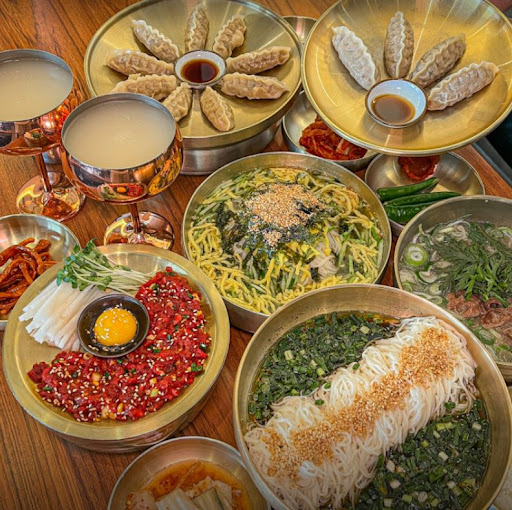 특제 소스로 맛을 낸 한우 육회 비빔메밀면, 부자면 본점에서 12,900원에 즐기세요!