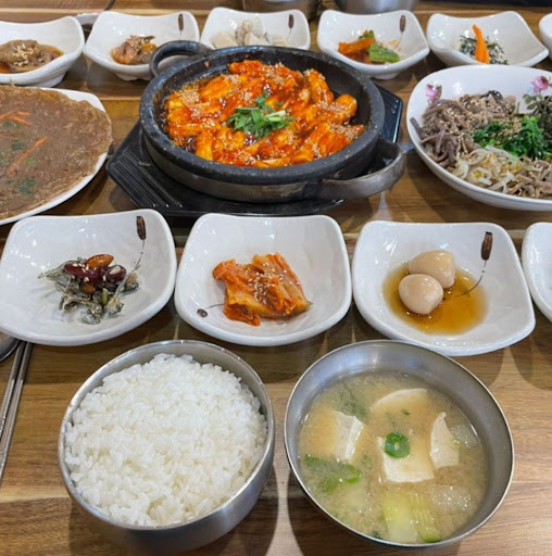쉬어가기좋은날식당의 특별한 맛, 재첩더덕정식으로 맛보기